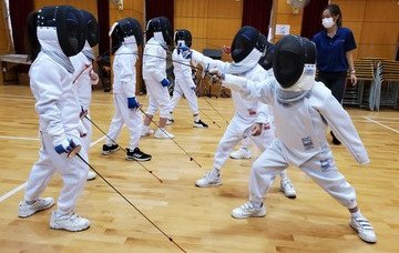 保良局雨川小學將劍擊運動融入課程 望推動劍擊普及化