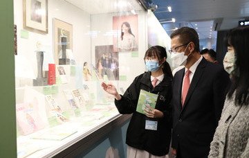 保良局罗氏基金中学同学与陈茂波司长导赏书展文艺廊
