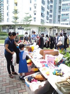 公眾人士於「愛延續二手物超市」中選擇合適的二手物。