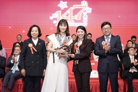 甲辰年龐董晶怡主席(左二)在麥美娟局長 (左一)及孫玉菡局長(右一)的見證下將保良局印信移交予乙巳年李何芷韻主席(右二)。
