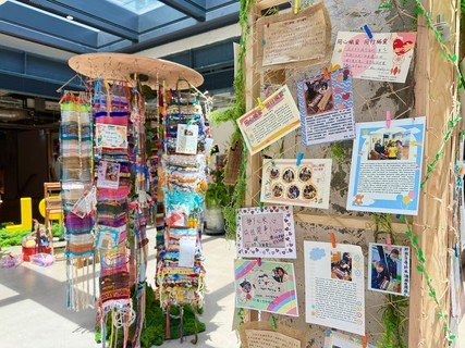 保良局幼小聯校藝術展展示近300件編織作品，向市民傳達愛與幸福感訊息。