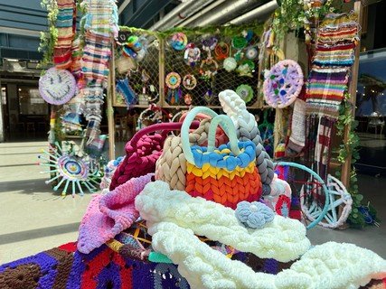 保良局幼小聯校藝術展展示近300件編織作品，向市民傳達愛與幸福感訊息。