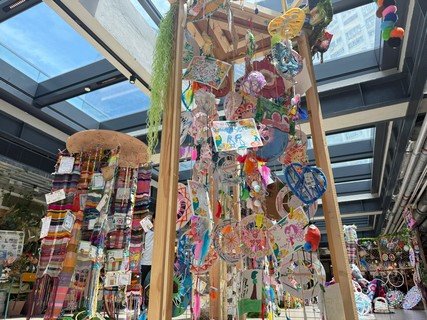 保良局幼小聯校藝術展展示近300件編織作品，向市民傳達愛與幸福感訊息。