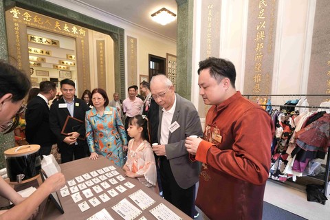 一眾嘉賓於典禮後參觀保良涼茶檔攤位。