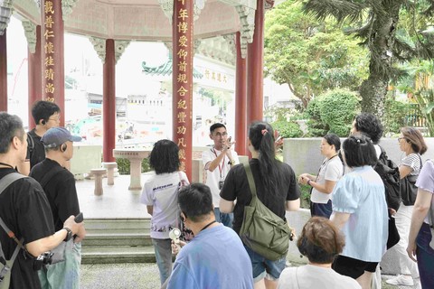 東保一家古蹟遊活動由上環開始，參觀過東華醫院大禮堂及廣福祠後，下午繼續於保良局總部參觀。